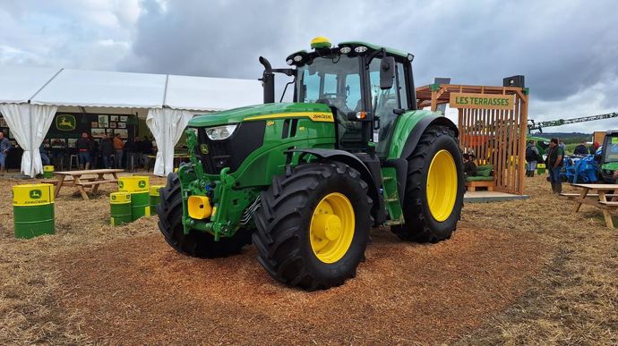 John Deere a présenté un des nouveaux tracteurs de la gamme 6M. Le 6M 185 est équipé d’un moteur à six cylindres fournissant une puissance maximale de 204 ch. L’empattement de ce tracteur est de 2,765 m.