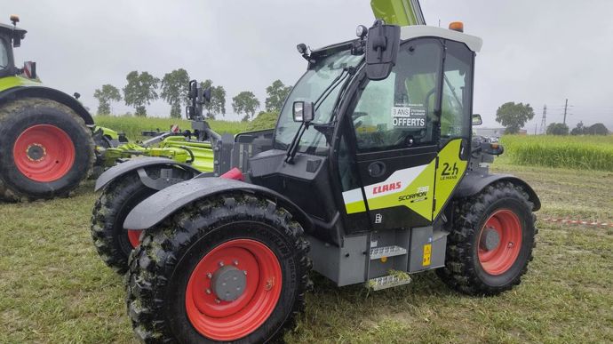 Le Scorpion 738 a fait son apparition sur le stand Claas. Faisant partie des nouveaux télescopiques du constructeur, il possède une cabine à l'ergonomie améliorée ainsi que les fonctions Smart Loading avec des automatismes sur la flèche et le godet.