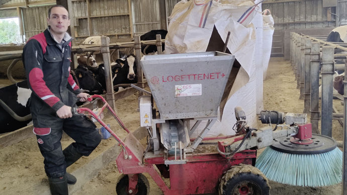Pour nettoyer ses 120 logettes, Thomas utilise une e-Logettenet + du constructeur ECS.