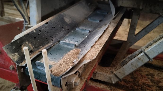 Le tapis de distribution est accompagné de deux tiges en plastique, qui éclatent le flux pour une meilleure répartition.