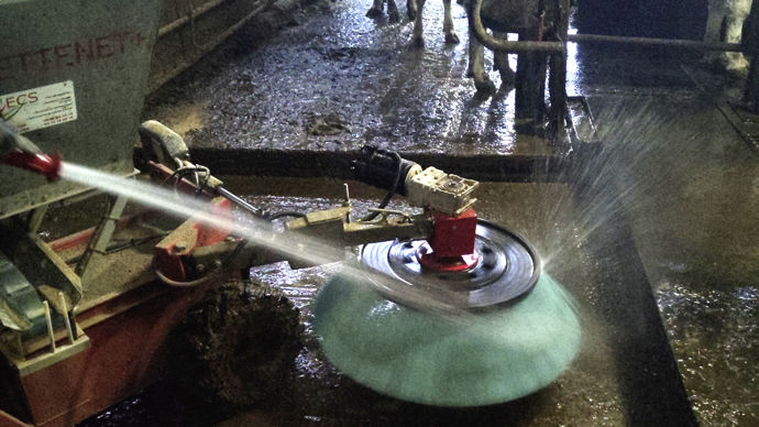 Après chaque utilisation, la brosse est nettoyée au jet d'eau, ce qui évite la formation de boules au bout des poils.