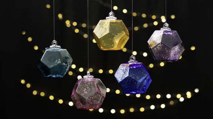 La boule de Noël DODEKA de l'atelier Sygma se décline en 6 coloris élégants et raffinés