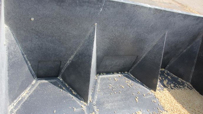 Grâce aux diviseurs triangulaires dans le godet, les granulés sont dirigés vers l’une des trois trappes pour une vidange complète.