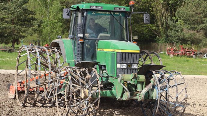 Hugo a intégralement équipé son John Deere 7710 pour la campagne de 2024, notamment pour la préparation des terres à betteraves.