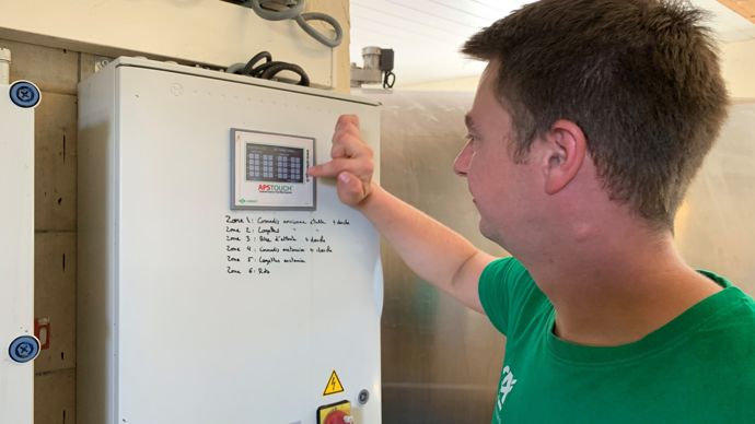 PROGRAMMATION. Le déclenchement en alternance du douchage et des quatre ventilateurs est programmé depuis un boitier informatique relié aux capteurs de température et d’humidité du bâtiment pour calculer le THI. Le couplage est lancé à partir de 71 de THI à raison de six séquences d’une heure, de 5 heures à minuit, dont une à 18 heures quand la ration est distribuée. Dans chaque séquence alterne en continu en une minute de douchage et cinq minutes de ventilation.