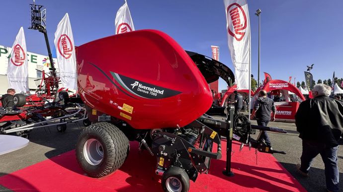 Après sa présentation en version Kubota puis Vicon, la nouvelle presse du groupe est dévoilée sous les couleurs Kverneland, une première sur le marché français. Elle se prénomme Densus 7060.