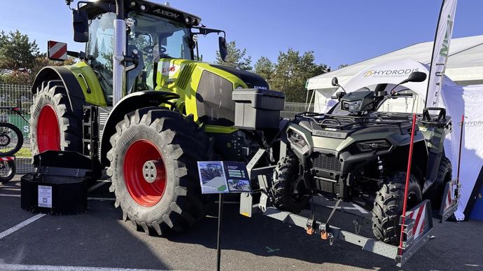 L'inventeur français Tract'Moi présente sa solution pour transporter un quad sur un chantier, grâce à un dispositif monté sur le relevage avant du tracteur.