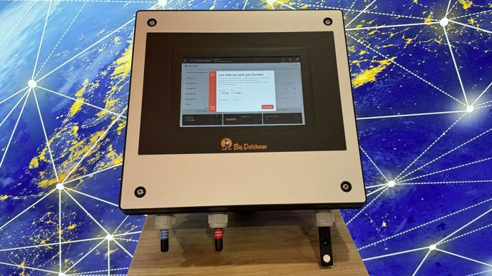 Big Dutchman présente son nouvel automate de climatisation et de production pour les porcheries. Disponibles en version 307pro et 310pro (photo), ils permettent, entre autres, de contrôler le système d’alimentation sèche DryRapid de la marque, d‘afficher l’état des silos et de commander l‘éclairage, la température et les consommations d‘eau du bâtiment.