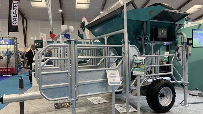 Hanskamp présente une solution d'alimentation tout terrain avec la FeedStation mobile. La station fonctionne en autonomie grâce à ses deux panneaux solaires, et peut contenir jusqu’à 1,3 tonne en réserve de un ou deux types d’aliments. Disponible à partir du printemps 2025, elle sera proposée en deux places ou quatre places.