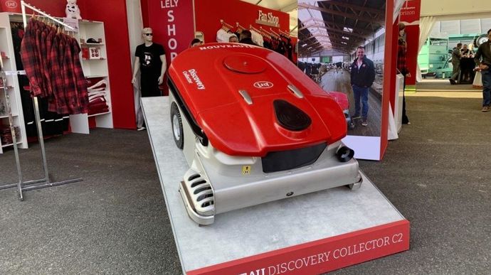 Lely propose son nouveau Discovery Collector C2, un aspirateur de lisier pour les bâtiments équipés d’une litière en sable. Grâce à un nouveau système de recharge électrique à induction et une batterie au lithium de 24 volts, il augmente sa capacité et peut assurer le nettoyage de bâtiments comptant jusqu’à 120 vaches laitières.