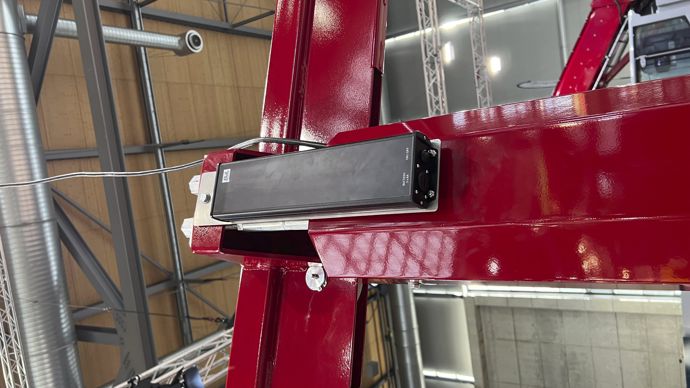  - BVL a développé une désileuse de bloc adaptée au montage sur chargeur télescopique. Les utilisateurs de ce type de désileuse ont bien souvent du mal à la positionner parfaitement à la verticale, ce qui engendre à terme des problèmes de casse mécaniques. BVL a placé un témoin  lumineux en hauteur, au centre du cadre porteur. Quand le signal lumineux est vert, le chauffeur est averti que sa désileuse est bien placée et il peut découper l’ensilage.