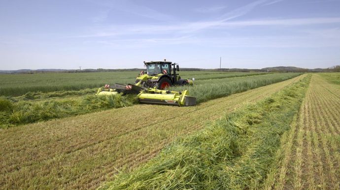 Claas reçoit une étoile pour son groupe de fauche sans conditionneur équipé d’un groupeur à vis. La forme spécifique du groupeur limite le besoin de puissance d’entraînement. L’ingéniosité réside également dans la capacité à travailler sans regrouper le fourrage, tel un groupe de fauche à lamier simple, tout en laissant le fourrage à plat.