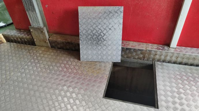 Si c'est nécessaire, une trappe située sur le plancher permet d'aller sous le pont mobile.