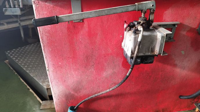 L'actionnement hydraulique du pont est faite par un cric, provenant d'une ancienne machine de la ferme.