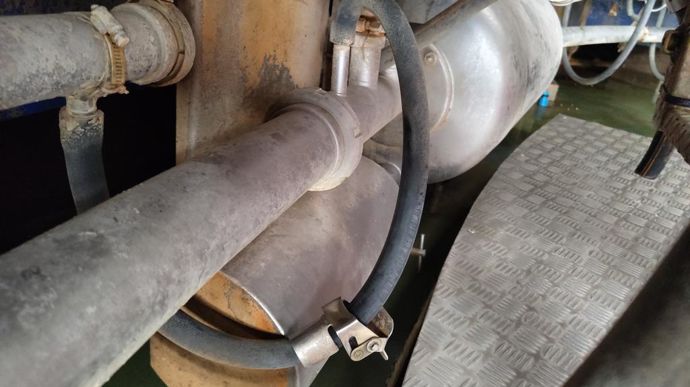 Lorsque le pont est levé au maximum, la pompe à lait passe à quelques centimètres seulement de la structure.