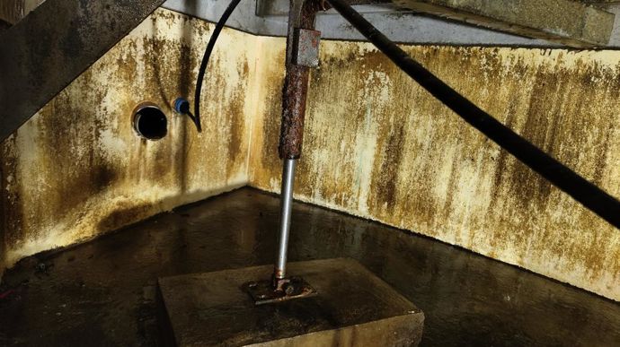 Sous le bâti, deux vérins hydrauliques verticaux sont utilisés pour monter et descendre le pont.