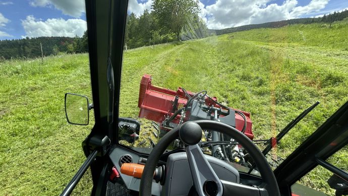 La cabine offre une visibilité optimale sur l'outil avant.