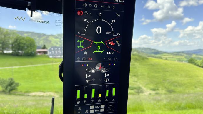 L'écran qui fait office de tableau de bord est tactile et mesure 12,3 pouces.