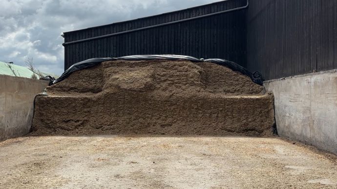 L'agriculteur désile en premier les parties latérales du silo pour éviter les échauffements.