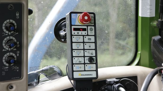 La console de l'épareuse électrique rassemble les informations et certains réglages. Le pilotage s'effectue grâce à un joystick près de l'accoudoir.
