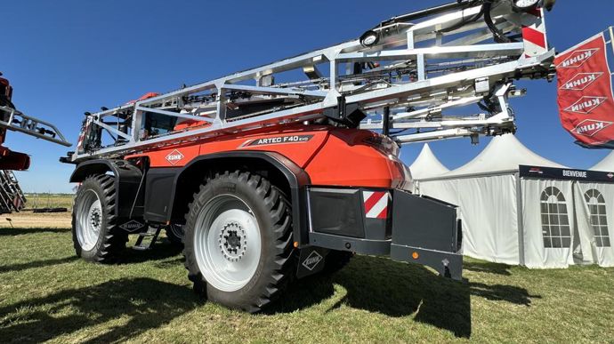 Septembre 2023. C’est le scoop d’Innov-Agri, à la veille de l’ouverture du salon. Kuhn annonce que les pulvérisateurs automoteurs Artec seraient désormais vendus uniquement sous la marque Kuhn et ses couleurs, conformément à la politique de marque unique du constructeur alsacien.