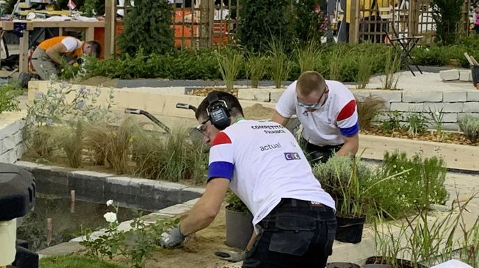Thomas Costa et Julian Chenot, pendant leur compétition mondiale à Lyon en jardinier-paysagiste.
