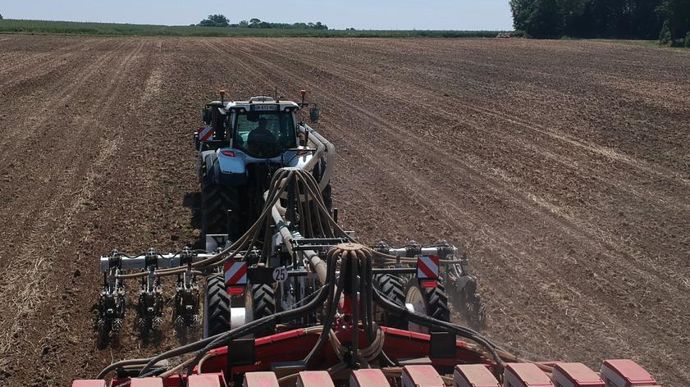Le matériel de strip-till compte 11 rangs espacés de 60 cm. Une largeur qui convient aussi pour semer du colza à l’automne.