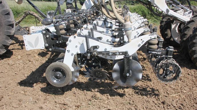 Chaque élément du strip-till est constitué d’un disque ouvreur, de chasse-débris, d’une dent de travail associée à un second disque et d’une roue squelette.