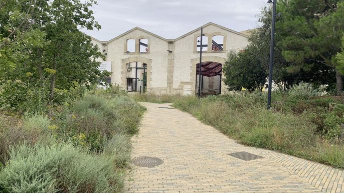 Les bâtiments ayant été conservés, le jardin a pris place entre les différentes constructions.