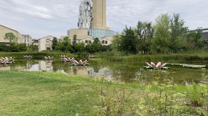 La tour réalisée par l’architecte américain Frank Gehry, inaugurée en 2021, n’a laissé personne indifférent. La pièce d’eau qui la jouxte a été créée de toutes pièces.