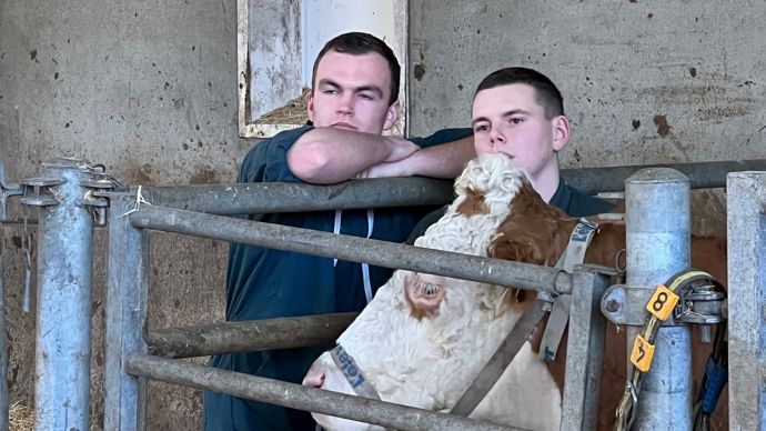  - Théo (à gauche) et Thomas (à droite) s'octroient une pause avec leur mascotte Jolie.