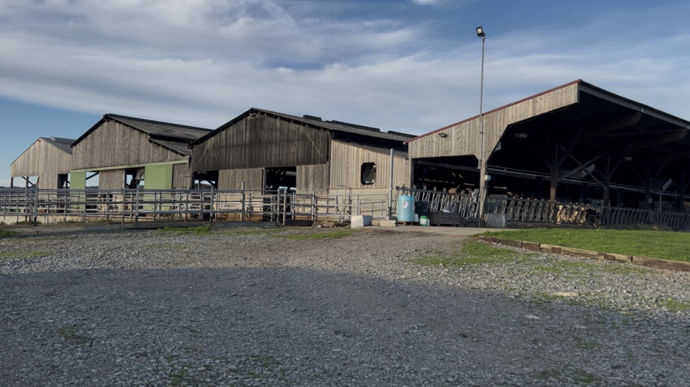 Stabulation des vaches laitières, le bâtiment initial date de 1994, et deux extensions ont été ajoutées en 2005 et 2016.