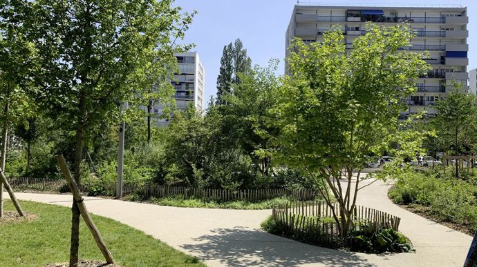Photo 13 - Pour les « quartiers de logements sociaux, requalifications », c’est la ville de Vélizy-Villacoublay (78) qui remporte l’or, pour la ZAC Louvois. Cet aménagement a fait disparaitre une immense dalle de béton qui reliait cinq tours d’habitation pour assurer une renaturation grâce à la plantation de plus de 85 000 végétaux, la création d’un plan d’eau, etc.