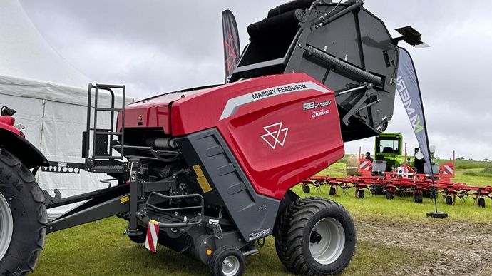 Massey Ferguson apporte des améliorations à ses presses à balles rondes pour la campagne de 2024-2025. La 3130 à chambre fixe et les 4160 et 4180 à chambre variable vont ainsi bénéficier d'un nouveau design, d'une trappe de débourrage disponible sur la version Classic et d'un liage filet amélioré.
