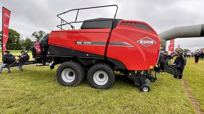 Kuhn apporte des améliorations  à sa presse de haute densité SB 1290 D avec l'arrivée d'une nouvelle forme de rotor qui homogénéise le fkux de fourrage vers la chambre. La machine reçoit en outre un canal rallongé de 35 cm qui permet d'augmenter la densité des balles.