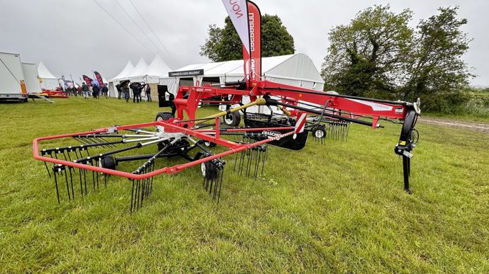 Maschio-Gaspardo arrive sur le marché de la fenaison avec des matériels produits dans son usine roumaine. Le catalogue comprend toute une gamme d'andaineurs Ponente.