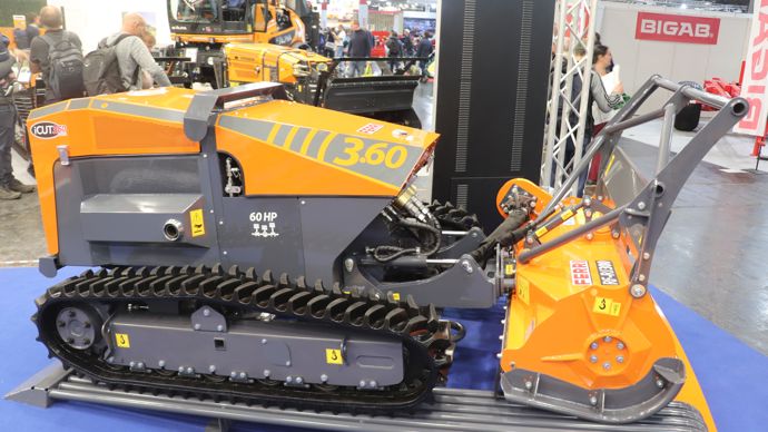  - Ferri dévoile son dernier robot de broyage. L’Icut 3.60 est maintenant animé par un bloc 3 cylindres Stage 5 développant 60 ch. Ses chenilles sont dotées de plus gros crampons. Le système de voie variable lui offre une largeur maximale de 1,70 m.