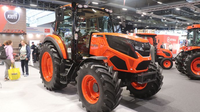  - Le tracteur HX fabriqué par Kioti fait son apparition. Il vient remplacer le PX et est pour le moment proposé en trois puissances : 90, 100 et 120 ch. Une cabine à cinq montants équipe cette nouvelle série.