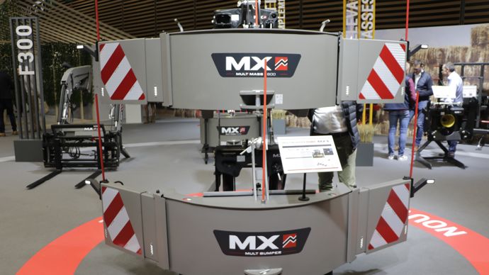  - MX profite du Sima pour mettre en avant le Multibumper. Ce nouveau bloc modulaire de 150 kg peut recevoir une masse de 400 kg. Le bloc est creux, et peut ainsi recevoir des outils, sangles ou autres accessoires. L’espace peut aussi servir à ajouter du lest. Le kit signalisation, adhésif réfléchissant et tiges repères de gabarit sont présents de série.