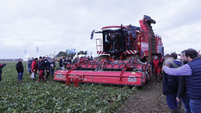 Chez Holmer, l'arracheuse à betterave Terra Dos 5-40 fait sa première démonstration lors du salon Betteravenir.