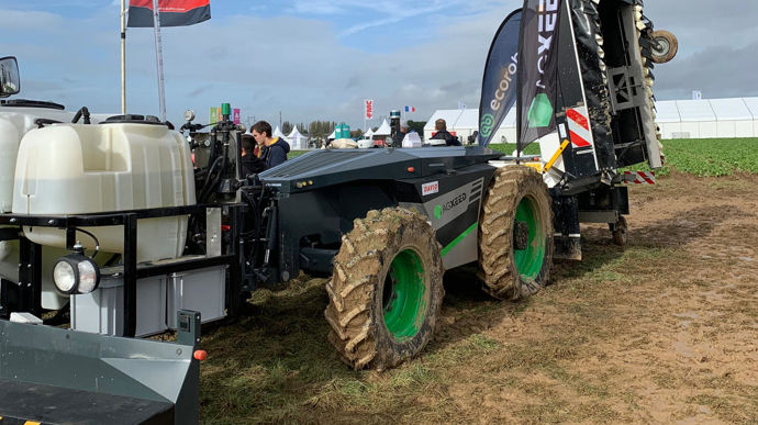 AgXeed était présent avec son robot Agbot. Il était couplé au système de désherbage robotisé Ara d'Ecorobotix.