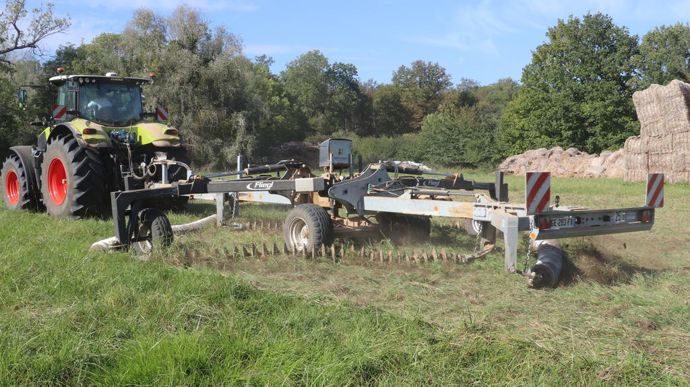 Dans les jachères, le KSE couche l'herbe sans la couper et scarifie légèrement le sol. Les graminées repartent mieux ensuite.