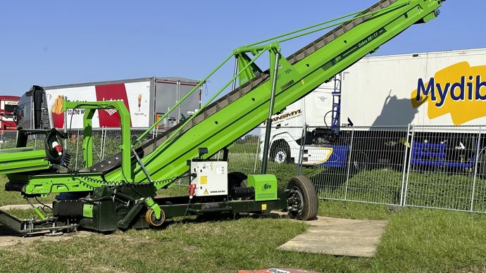 AVR ajoute un convoyeur à sa gamme de manutention. Le Python est disponible en deux longueurs : un convoyeur duo composé de deux tapis de 7 mètres de longueur chacun, et un modèle avec des tapis de 9 mètres de longueur. La machine a été conçue de sorte que les deux convoyeurs puissent être positionnés selon tous les angles possibles, l’un par rapport à l’autre. Grâce au réglage en hauteur par manivelle indépendant des sorties de réception et d’évacuation du produit et au réglage électronique de la longueur, le Python peut être installé n’importe où sur la ligne.