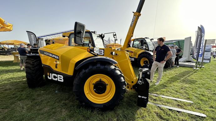 JCB lance le 530-60 AgriSuper, un chargeur téléscopique 6 m / 3 tonnes. Il est motorisé par un bloc maison de 130 ch.