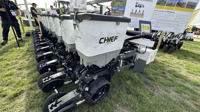 Agrisem a dévoilé le Chief, son semoir de précision qui intègre des éléments Precision Planting.