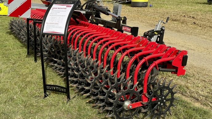 Quivogne a profité d'Inov-Agri pour dévoiler sa houe rotative de 6 mètres de largeur de travail.