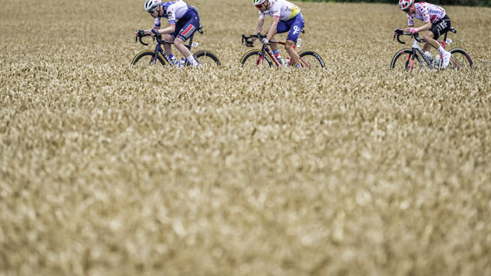 Dans le pays basque espagnol, les coureurs, alors encore fringants le 2 juillet, s'élancent entre les blés.