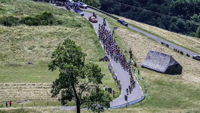 Entre Tarbes et Cauterets le 6 juillet, le peloton passe entre les foins.