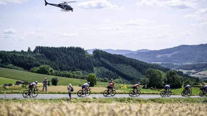 Le 13 juillet entre Roanne et Belleville-en-Beaujolais, l'hélicoptère de France TV filme le patchwork de blés et de prés qui entoure les cyclistes.