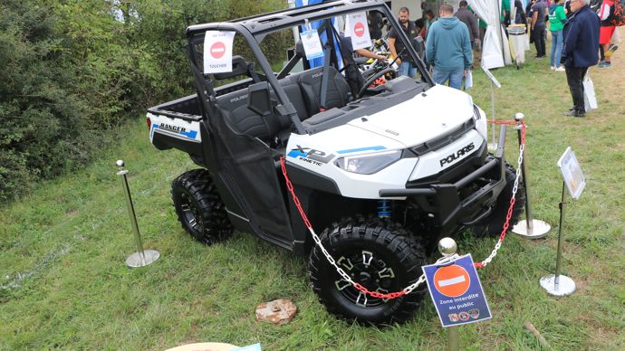 Polaris lance pour la première fois en Europe la version électrique du Ranger. Baptisé Ranger Kinetic, ce SSV affiche une autonomie de 120 km.